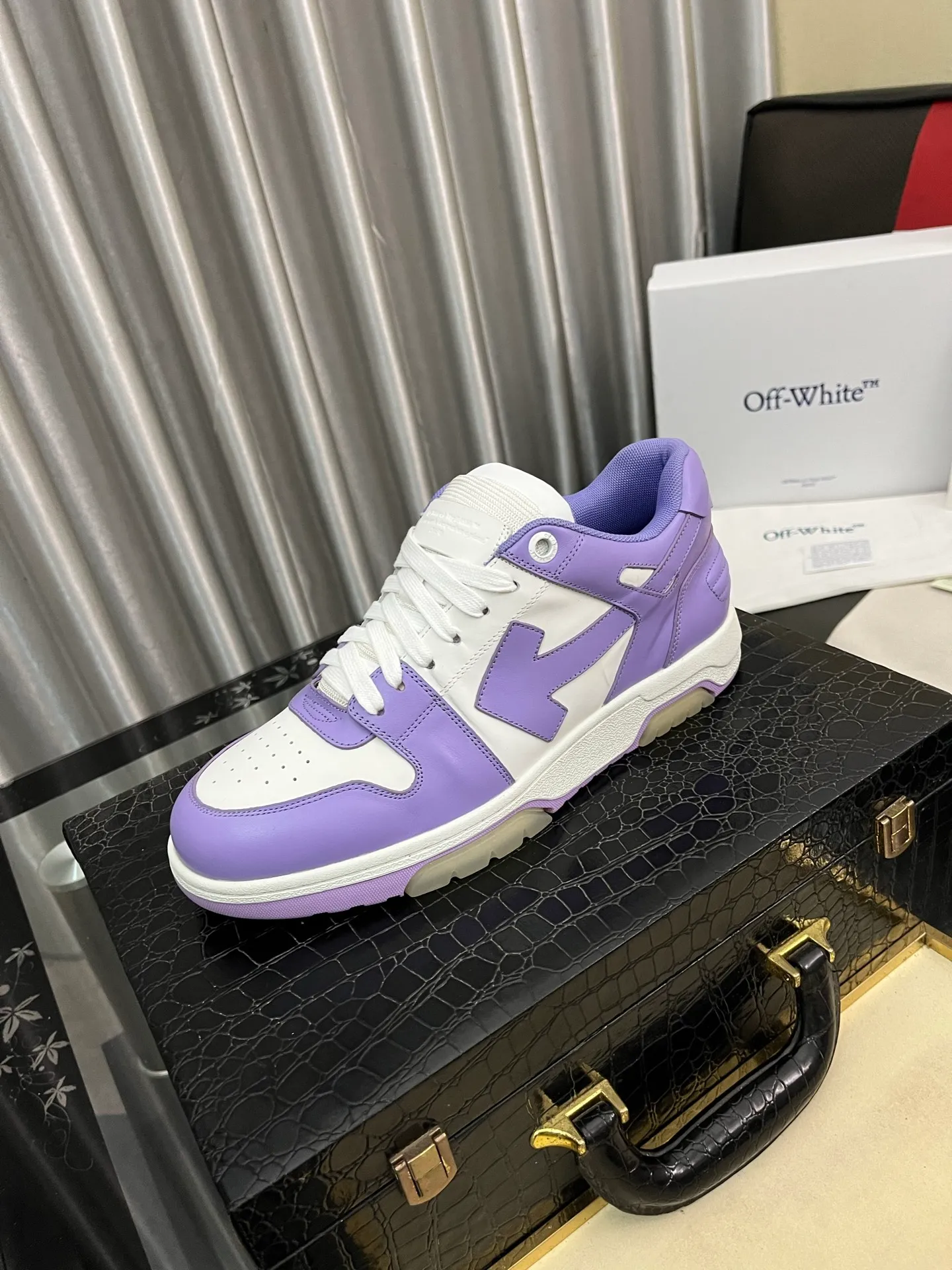 Men's shoes 💰600⌚️⌚️ OFF-White C/O VirGil Abloh fashionable and versatile casual shoes. Exclusive first release of the new model. Made of environmentally friendly cowhide leather and mesh fabric upper material. The insole is embedded with foam cushioning EVA material. The correct midsole is equipped with EVA lightweight cushioning. External tooth nail rubber outsole. The correct accessories can be customized simultaneously. Women's model: 35-40 Men's model: 39-45